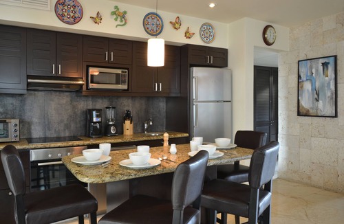 Downtown Condo | OceanFront condo on beach private hot tub! Minutes walk to restaurants and bars!