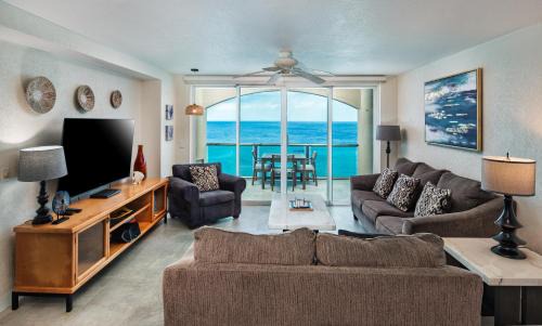 Colonia Centro Apartment | Oceanfront Luxury -4-King Suites Dive Pick Ups-Walk to Dining & Shops
