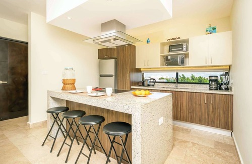 Centro Condo | Oceanview Roof Pool Oasis Steps to 5th Ave & Beach