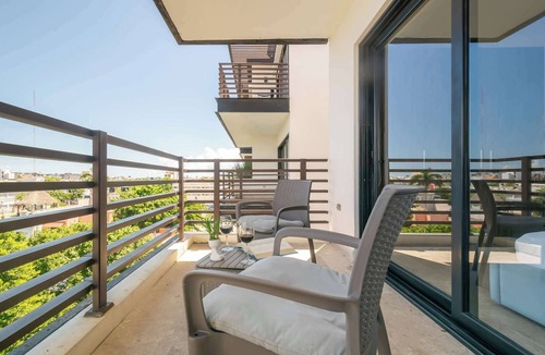 Centro Condo | Oceanview Roof Pool Oasis Steps to 5th Ave & Beach
