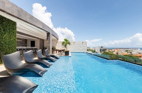 Centro Apartment | Oceanview Rooftop Pool, Walk to Beach & Eats