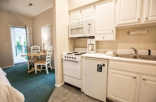 Branson Hotel | Ozark Retreat w/Fireplace & Balcony – Ideal for Scenic Getaways