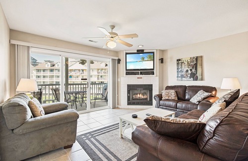 Osage Beach Condo | Parkview Bay Condo Overlooks Pool & Lake, Great Location Near Mall, Free Wi-Fi!