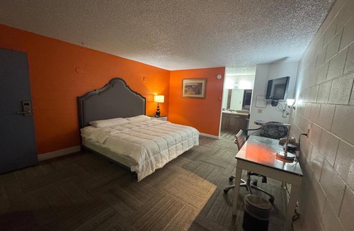 Walla Walla Hotel | Pet Friendly King Stay | Near Gesa Power House Theatre | Free On-Site Parking!