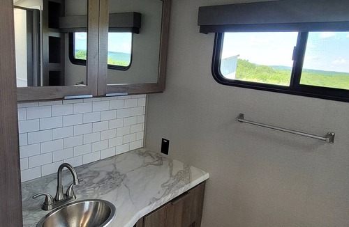 Bruner House | Pleasant 1-bedroom recreational vehicle with AC in Bradleyville