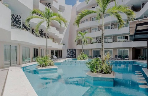 12th Street Condo | Pool View 1 Br. Steps Away from the Beach