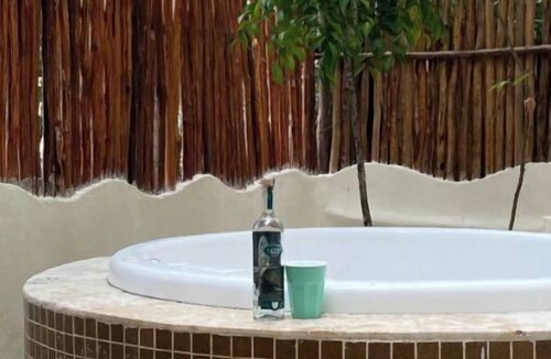 Zama Condo | Poolside paradise condo + jacuzzi + parking + STRONG WiFi