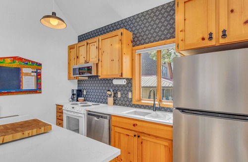 Sunriver Condo | Private Cottage w/hot tub, fireplace, air conditioning, seasonal communal pool