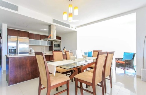 Luis Donaldo Colosio Condo | Private Jacuzzi | Infinity Pool | Beach | Terrace