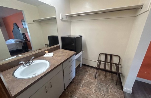 Walla Walla Hotel | Queen Bed Room in Walla Walla Wine Country | Pet Friendly Stay | Free Parking!
