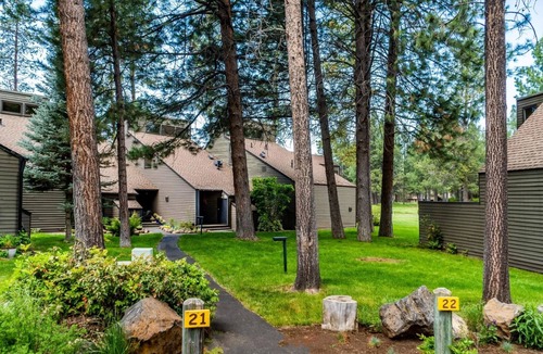 Overlook Park Condo | Recently Remodeled Golf Course Condo w/A/C, SHARC Passes, Bikes & Pet Friendly