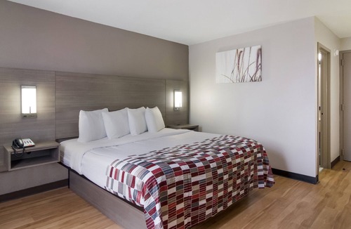 Dock Junction Hotel | Red Roof Inn & Suites Brunswick I-95