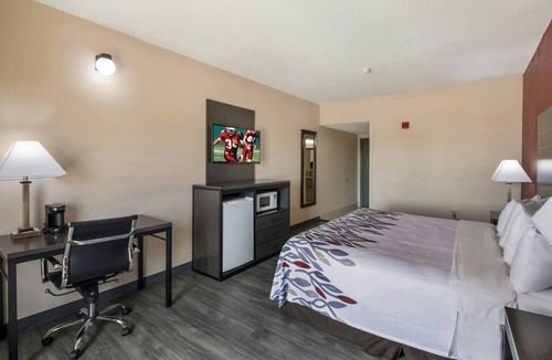 Manor Hotel | Relaxing Austin Retreat Near Shopping, Dining & Entertainment