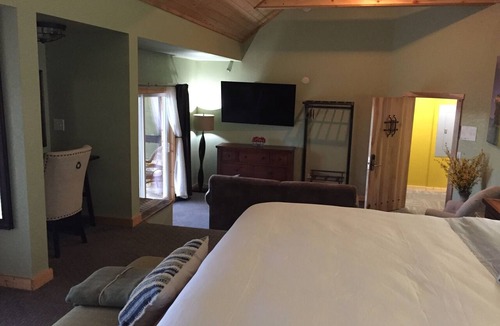 Munising Hotel | Roam Inn