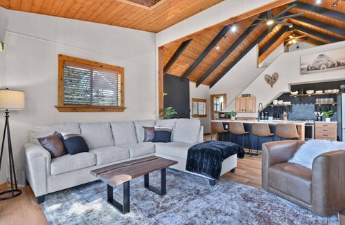 Spring Valley Cabin | Romantic Lakeview Cabin | Hot Tub + Incredible Views