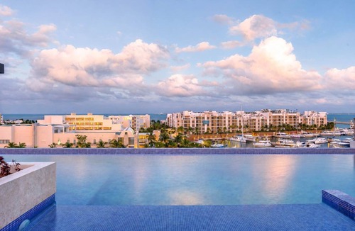 Playa Mujeres Apartment | Rooftop Pool & Beach Club Access in La Amada