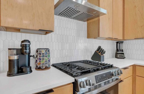 Riverside House | Sleeps 20, 5br Pool table, Chef's Kitchen, Pool