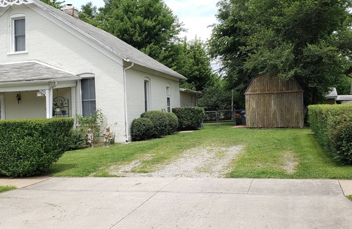 Sedalia House | Sleeps 9. Spacious home w/large fenced back yard. Fully-equip kitchen/laundry.