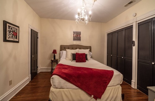 Hermann Bed & Breakfast | SPACIOUS HISTORIC DOWNTOWN LOFT! BEST LOCATION IN THE HEART OF TOWN!