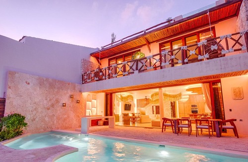 Akumal Villa | Spacious luxury in this 7 bedroom villa, 2 pools and so much more!