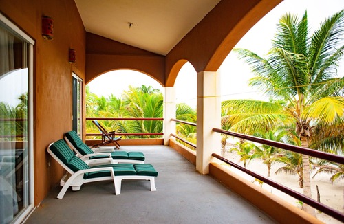 Majahual House | Spacious oceanfront home with palm trees, kayaks and spectacular views!