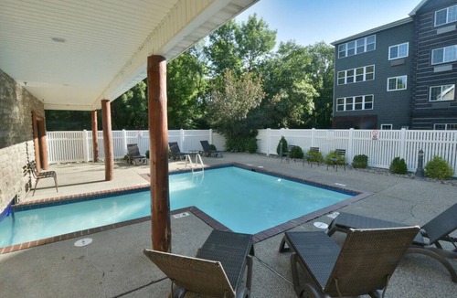Johnston Hotel | Spacious Stay w/Pool and Hot tub Access | 0.5 mi to De Rice Asian Cuisine