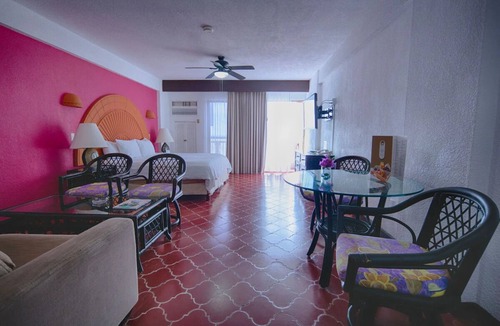 South Shore Hotel Area Hotel | Spacious Studio w/Panoramic Ocean Views | Private Beach Access + Free Breakfast