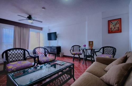 South Shore Hotel Area Hotel | Spacious Studio w/Panoramic Ocean Views | Private Beach Access + Free Breakfast