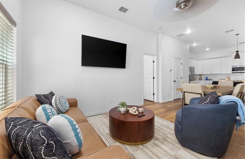 Arlington House | Sports Fan’s Retreat | Walk to AT&T & Globe Life