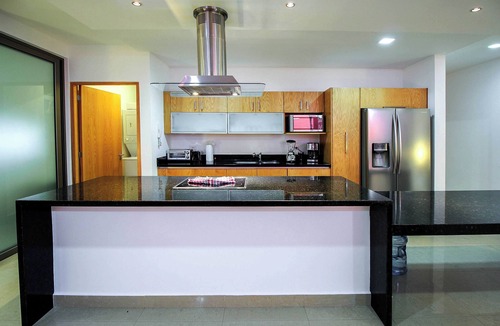 Luis Donaldo Colosio Condo | Steps to Beach & 5th Ave | 2BR | Rooftop Infinity Pool