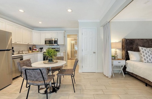 Siesta Key Apartment | 🌷Steps to Siesta Beach, Chic Studio, Pool & Patio