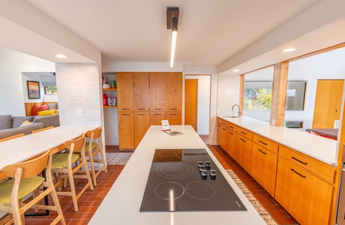 Moses Lake House | Stunning Mid-Century Inspired Lake House, Private Pool, Jet-ski & Boat Dock!