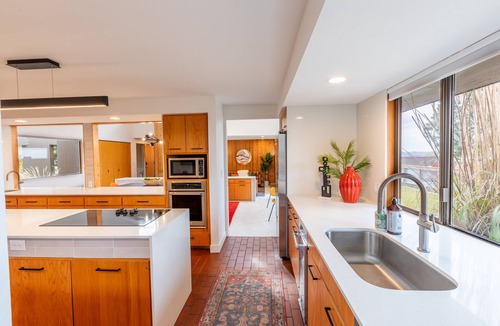 Moses Lake House | Stunning Mid-Century Inspired Lake House, Private Pool, Jet-ski & Boat Dock!