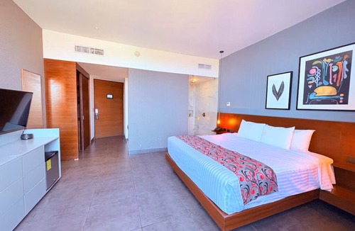 Downtown Hotel | Stylish Queen Suite in the Heart of Playa