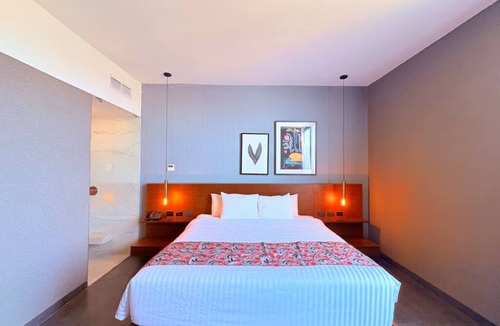 Downtown Hotel | Stylish Queen Suite in the Heart of Playa