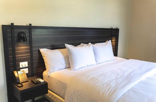 Centro Hotel | Sunny Retreat King Room with Pool, Steps from Museums, Markets & Local Flavors