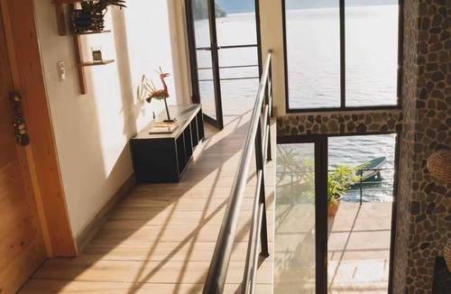 Santa Cruz La Laguna Ski Chalet | Sunrise Chalet. Impresionante casa moderna frente al lago
