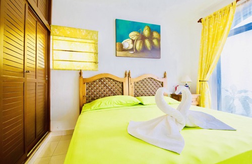 Playacar Bed & Breakfast | Superior Budget Room With Swimming Pool Air Conditioning and Parking