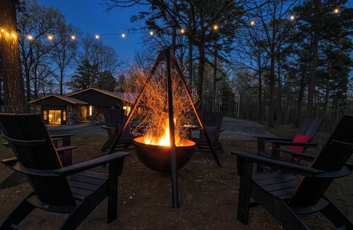 Octavia Cabin | The Honey Lodge - Away from party neighborhoods . 2 Kings & 1 Queen Bed