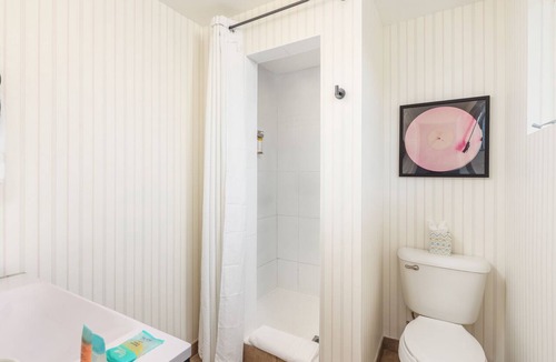 Warm Sands Hotel | The Kate Suite · Two Queens · Palm Springs Pool