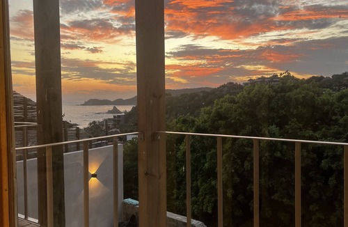 San Agustinillo Apartment | Turquoise Suite: Serene Queen Comfort with Ocean Views at La Joya