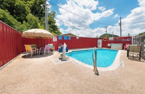 Junction Hotel | Unwind in a Peaceful Room w/Access to Seasonal Pool | Kimble Museum - 0.4 mile