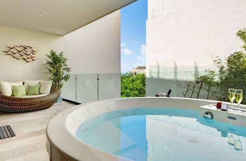 Gonzalo Guerrero Condo | Upscale Classy Condo Just Steps from the Beach