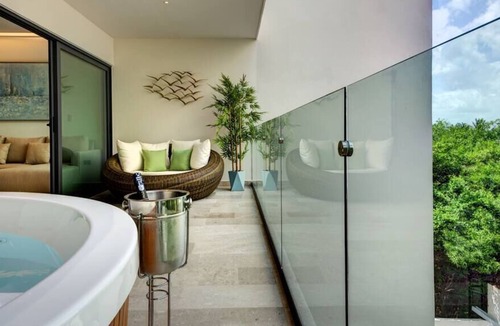 Gonzalo Guerrero Condo | Upscale Classy Condo Just Steps from the Beach