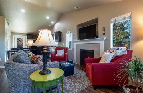 Milton-Freewater House | Vineyard Gypsy - kitchen, gas fireplace, hot tub, queen beds