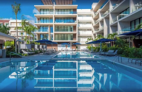 Downtown Condo | VOTED MOST LUXURIOUS! MODERN 3 Bedroom 100 steps to White Sand & Turquoise Water