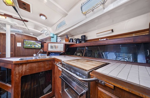 Salina Grande Boat Rental | Walk barefoot to beach! Private en-suite bath, AC