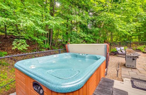 Moultonborough House | Walk to Water: Lake Winnipesaukee Home w/Hot Tub