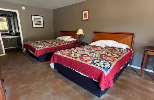 Tahlequah Hotel | Welcome to The Grove, one of two collections of classic motel rooms at The Lodge on Ten