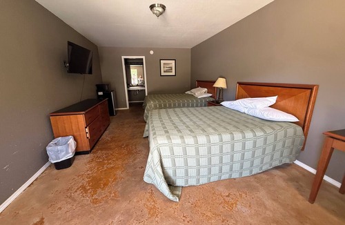 Tahlequah Hotel | Welcome to The Pines, one of two collections of classic motel rooms at The Lodge on Ten